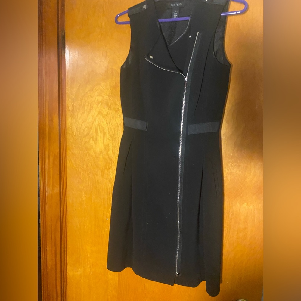 Chic Black Sleeveless Dress with Zipper